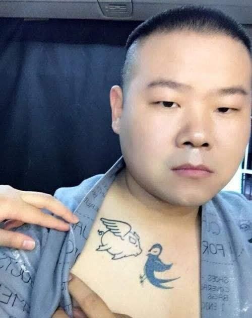"德云社"其实是纹身社,几个主要演员都是身披纹身.小岳岳亮了