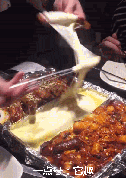 搞笑gif:情人眼里出西施,吃货眼里只有吃!