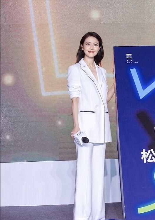 身穿白色西装的高圆圆又美了,网友:赵又廷有眼光!