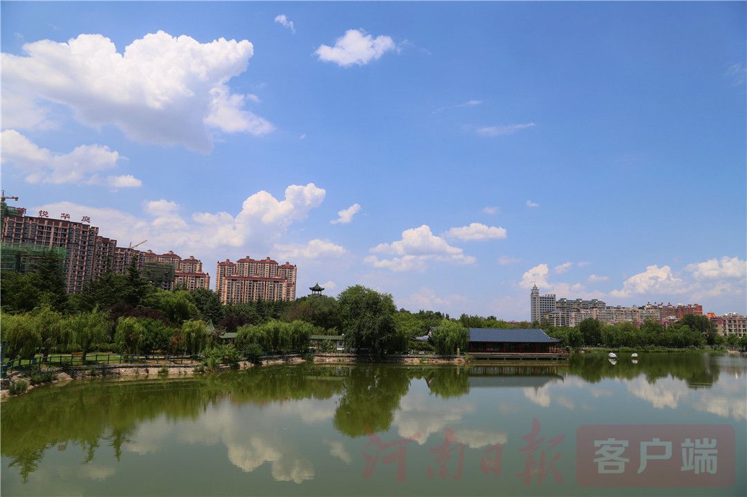 张雨义 摄影 灵宝市金水湖公园蓝天碧水相映,堪比山水画卷.