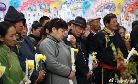 布仁巴雅尔追悼会举行,妻子女儿哭成一团,粉丝冒雨到现场追悼!