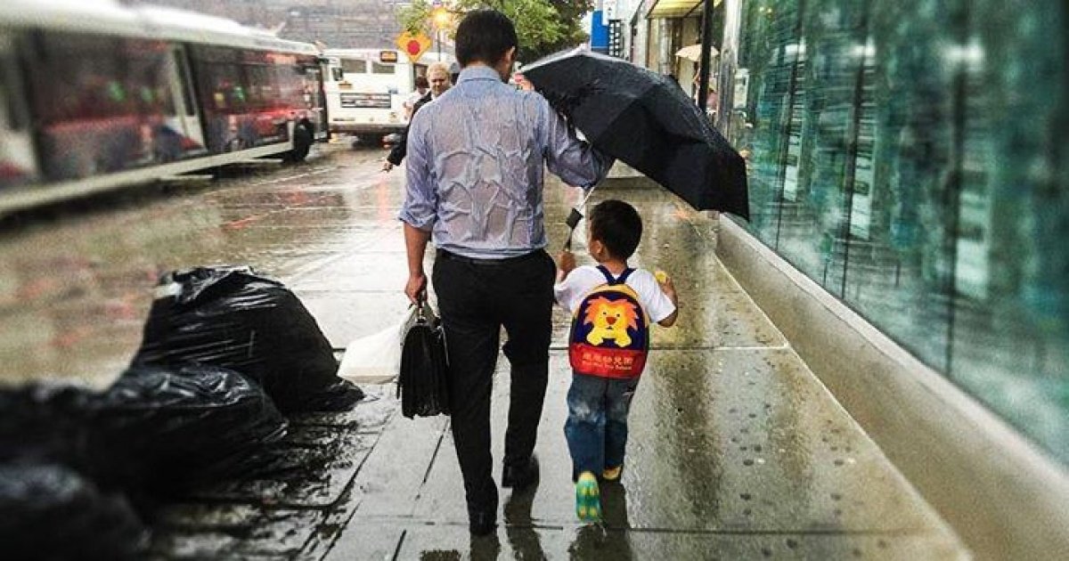 在纽约街头,有一名中国爸爸为他的小孩撑伞的照片感动上百万网友,他