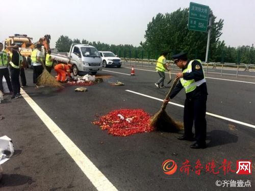 长深高速临沭段一货车侧翻 大颗樱桃滚满道路