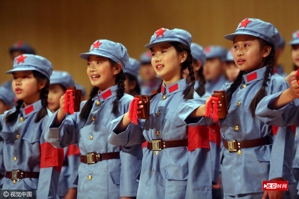 山东小学生集体穿军装唱红歌庆儿童节