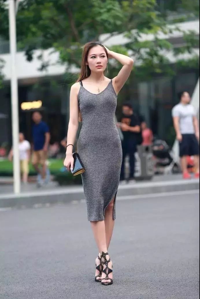 街拍:婀娜多姿身材线条一流好的妩媚性感美女