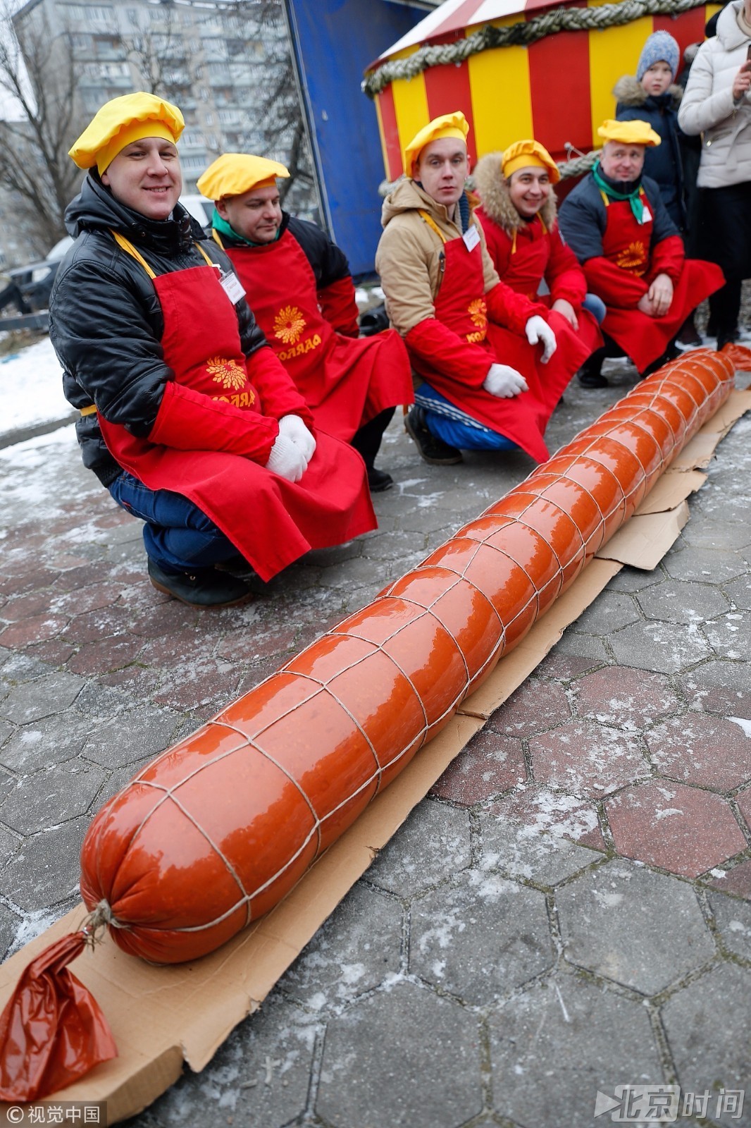 俄罗斯举行传统香肠节 130公斤重巨型香肠亮相
