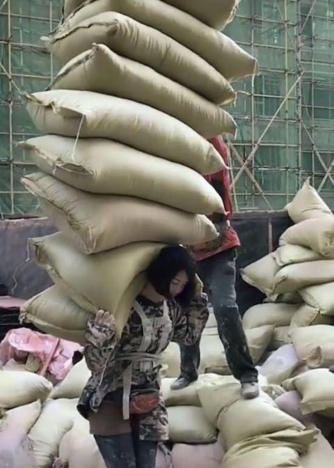妙龄女子工地上扛麻袋,工人们看清后惊得目瞪口呆