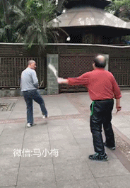 搞笑gif趣图这个故事告诉我们下车的时候一定要记得拉手刹 搞笑gif趣