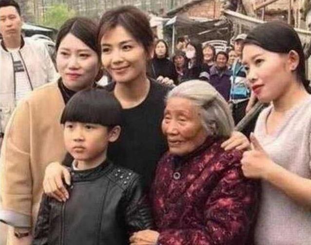 刘涛回老家,胡歌回老家,赵丽颖回老家,你觉得谁最接地气?