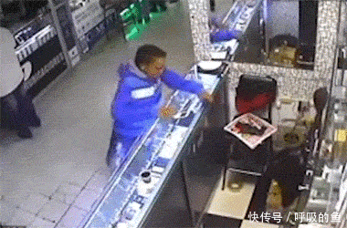 小伙子长点心吧,当人面偷东西,缺心眼啊!
