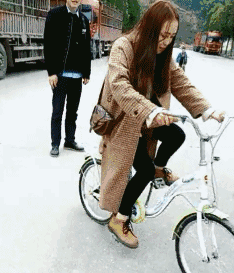 搞笑gif:妈妈再也不怕我学不会轮滑了-北京时间