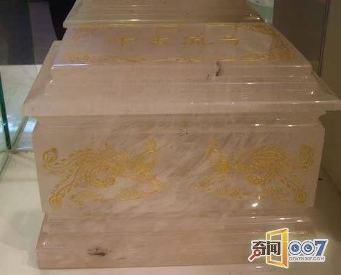 黄河清淤泥挖出透明棺材