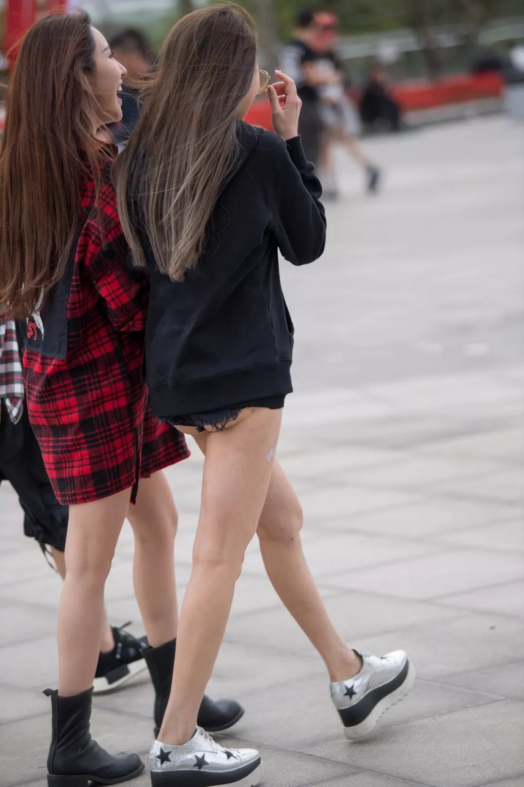 街拍:两位长相性感穿超短热裤的美女