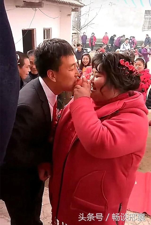 农村憨厚瘦小伙娶了位200斤的胖姑娘,网友评论亮了:这