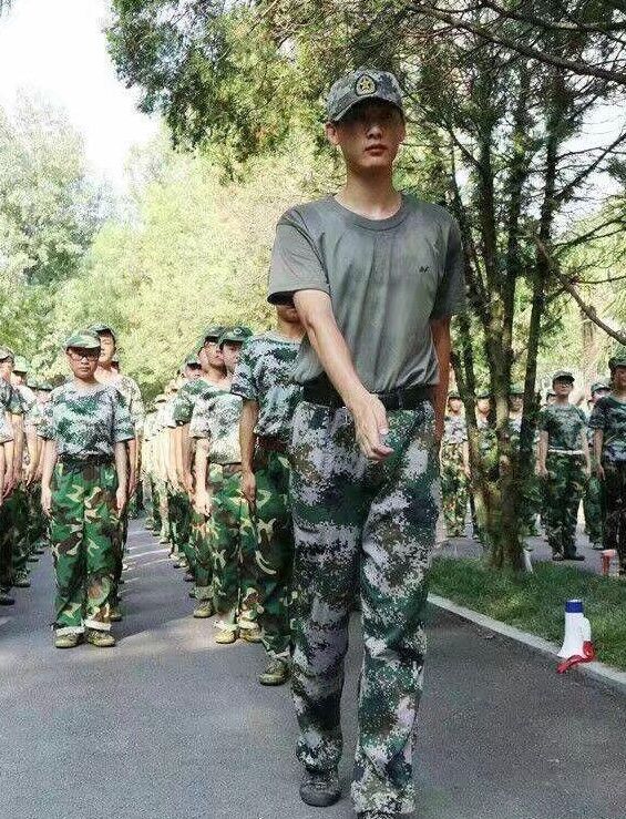 史上最帅教官走红,军训场地挤满女生只为见他一面!
