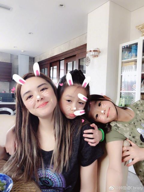 钟丽缇晒全家福三个女儿颜值超高 和大女儿合影宛如姐妹