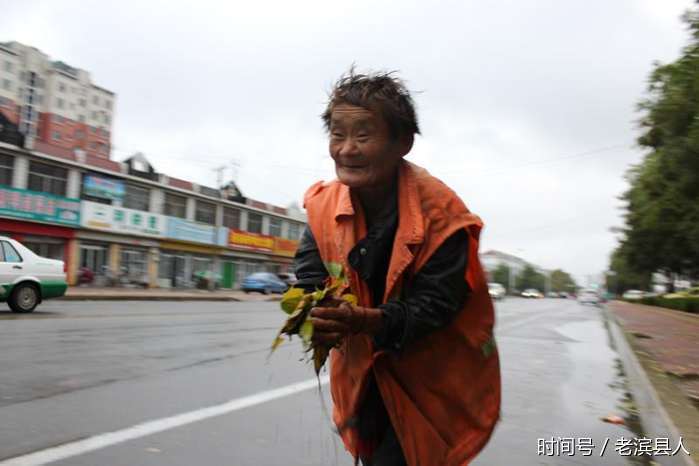 山东滨州 环卫大妈满脸幸福说活不累 我很满足