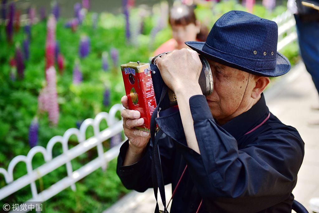 北京八旬老人自制数码相机 为来往游客免费拍照