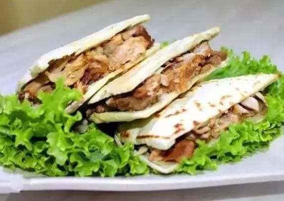 卤猪肉夹锅盔:客到洛宁,不吃洛宁的美食卤猪肉夹锅盔,可谓一大憾事.