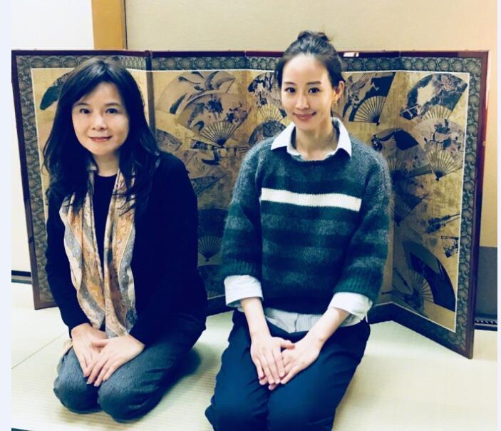 据台湾媒体报道,女星张钧甯与作家妈妈郑如晴感情亲密,张钧甯不时