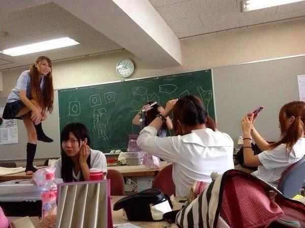 实拍日本女子学校女孩叛逆期真实生活:课堂上敢随意将