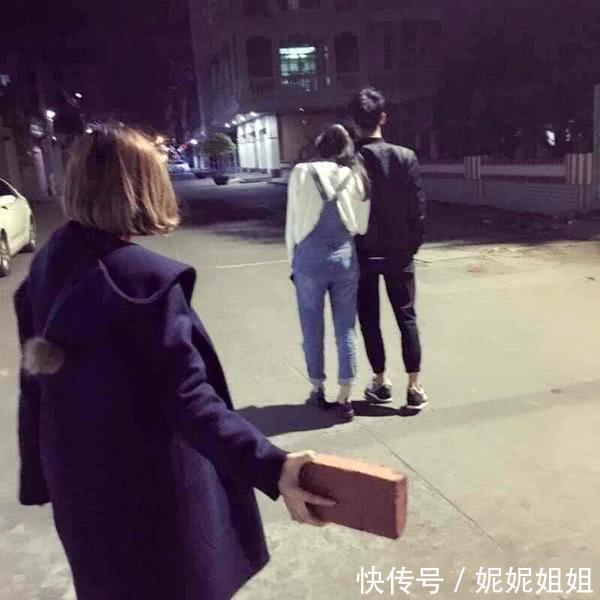 小伙背着女友和别人偷偷约会还这么浪摆,小心板砖啊