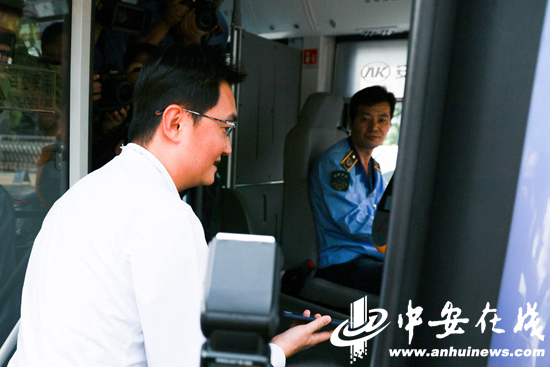 马化腾现身合肥扫码乘公交 年底二维码乘车将覆盖所有