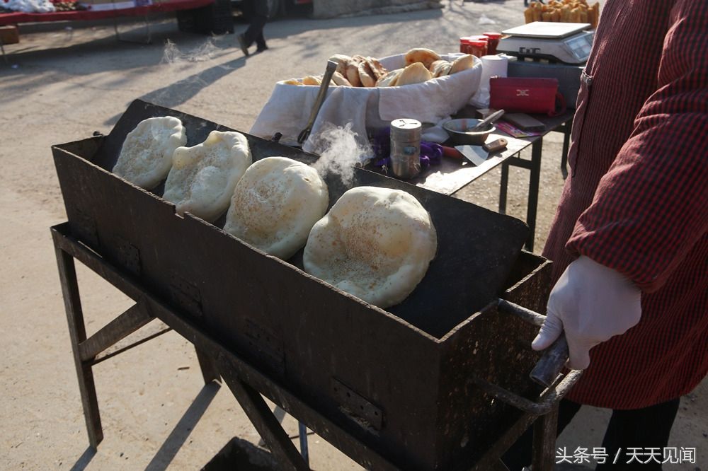 80后农民夫妇用铁板自制旋转烤炉做烧饼,效率高销量好