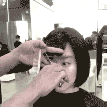 搞笑gif:哄孩子睡觉太可怕了,就像排雷一样,怕炸了!