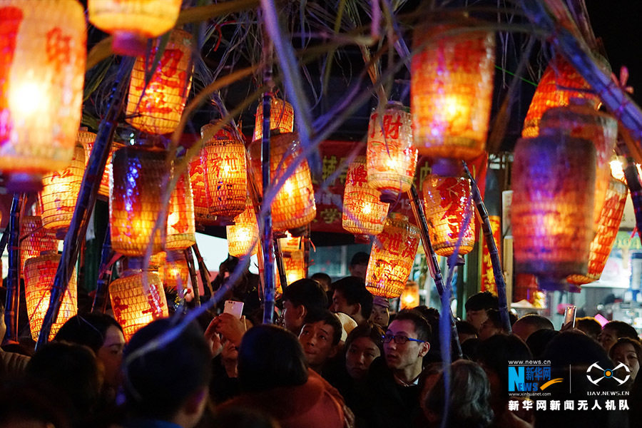 【"飞阅"中国】航拍正月里的潮汕民俗:挂灯笼钻蔗巷