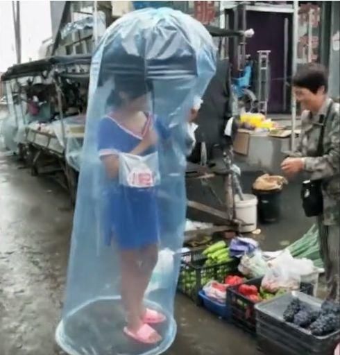 女子穿"雨衣"走在菜市场,众人说她奇葩,可她却说众人