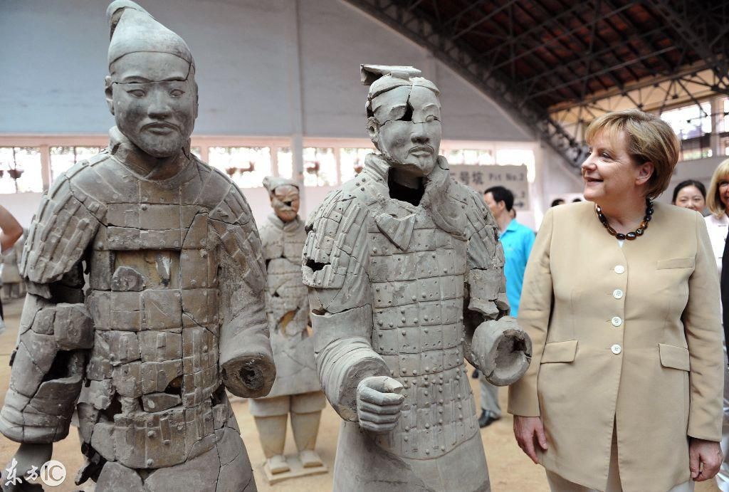 这个女人生日那天竟然被允许进入兵马俑内部,超近距离