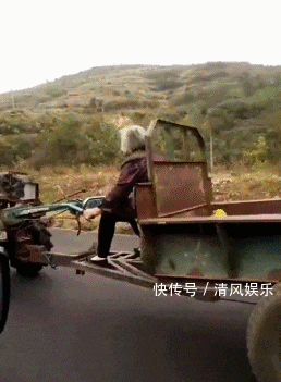 搞笑gif:大哥你可真淡定啊,这么好的风景还有什么心思