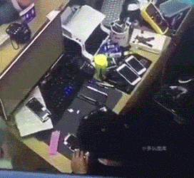 全球搞笑gif:坏人变老更龌龊,这种老而不都是怎么活过来的?