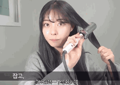 step 1:把头发分成两部分放在左右两边,从左边或者右边选取上面一缕