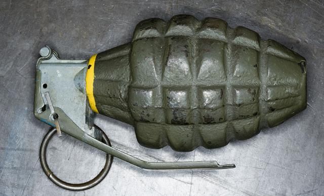 手榴弹历史悠久,最先是中国人发明的!手榴弹扔出去还能捡起来?
