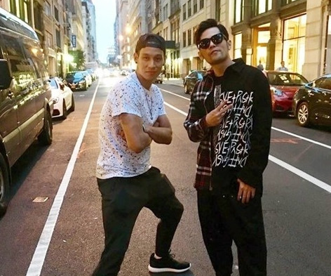 周杰伦的合影,配文"终于换你来纽约找我了",还半蹲下配合小公举的身高