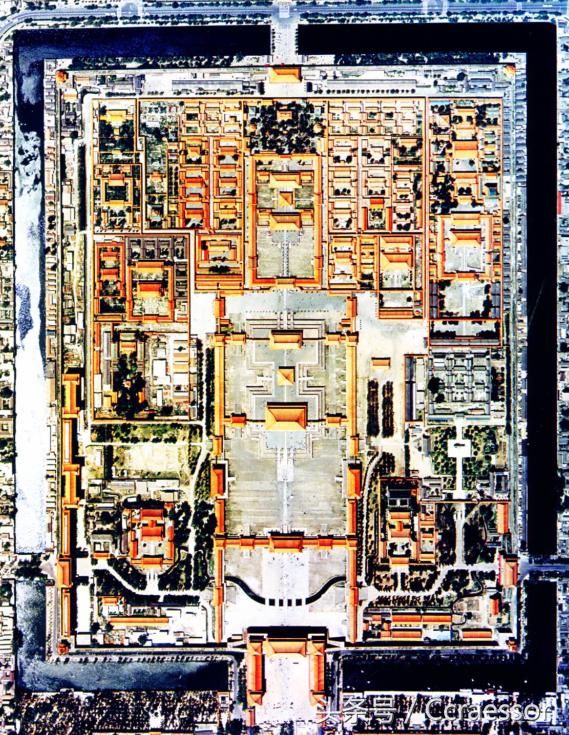 紫禁城严格按照中轴对称的原则进行布局,中轴两端的建筑阴阳对称.