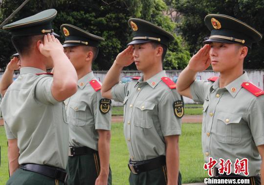 7月8日,官兵对敬礼动作进行训练. 郭大伟 摄