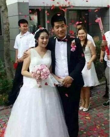 2015年8月22日,毕畅在微博中上传与老公的婚纱照,并写道:"执子之手与