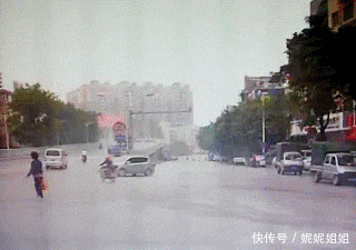 骑个小破车还玩漂移,以为自己在拍头文字d呢?
