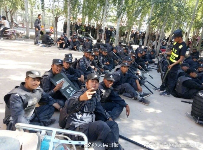 新疆警察感动网友:莫道岁月静好 只是有人替你负重前行