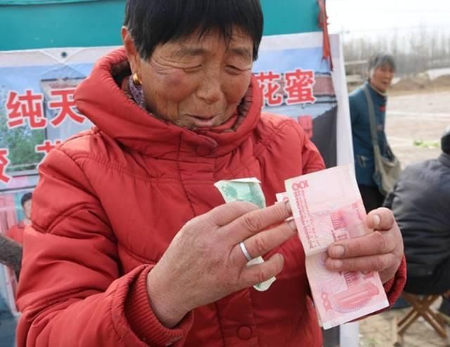 大妈刚一拿出来就遭抢疯,现在就在开心的数钱