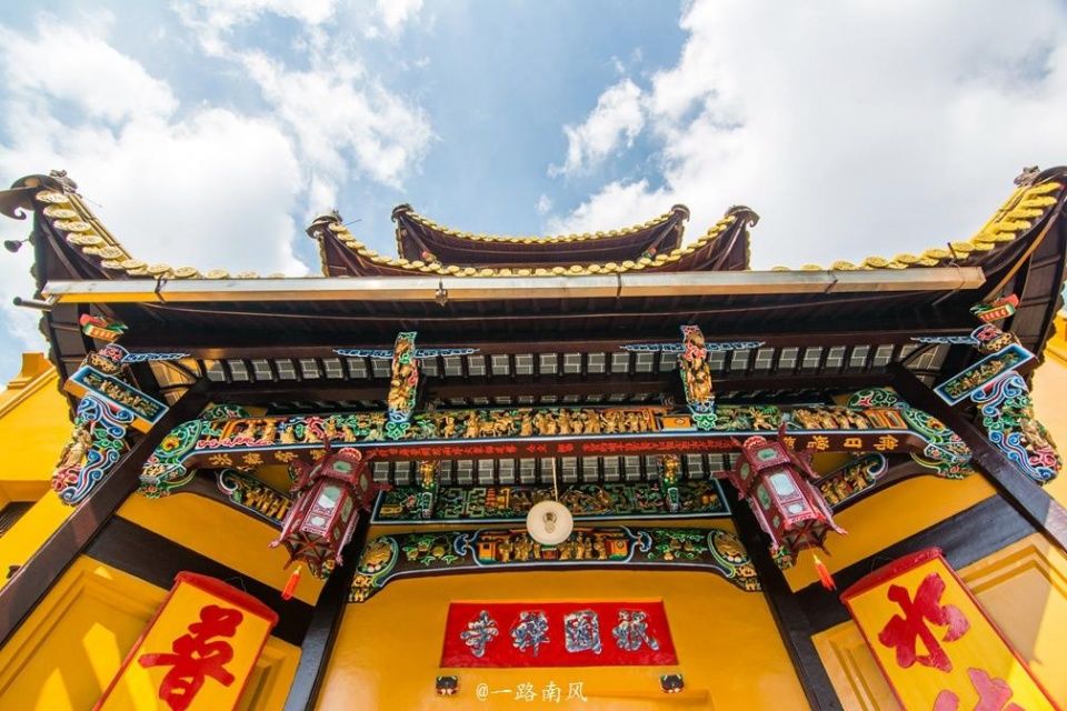 只园寺建于清朝乾隆年间,是间浓郁江南特色的寺庙,黄色的外墙衬托出