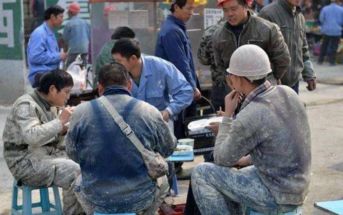 农民工饭店吃饭,邻桌嫌味大不让坐,老板来后这样做,众人全傻眼