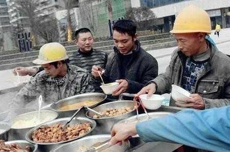 实拍农民工的伙食,民工心里最好的美食,十元管饱!