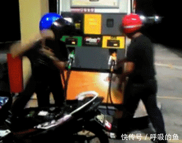 搞笑gif:姑娘,别闹了什么事情把你打击整成这样了
