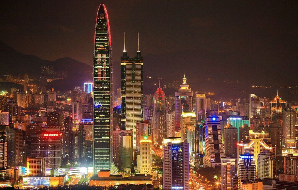 一座有一定影响力的国际化大都市深圳,深圳位于中国南部海滨,毗邻香港