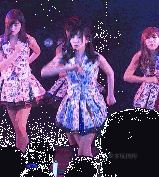 搞笑gif:还以为妹子是个优雅的人,直到看到她喝水的动作……