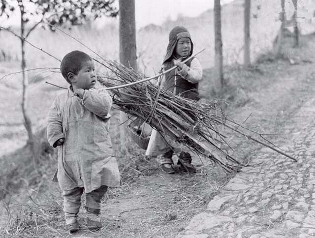 珍贵老照片100年前中国的孩子,看完后才知道历史的真正差距
